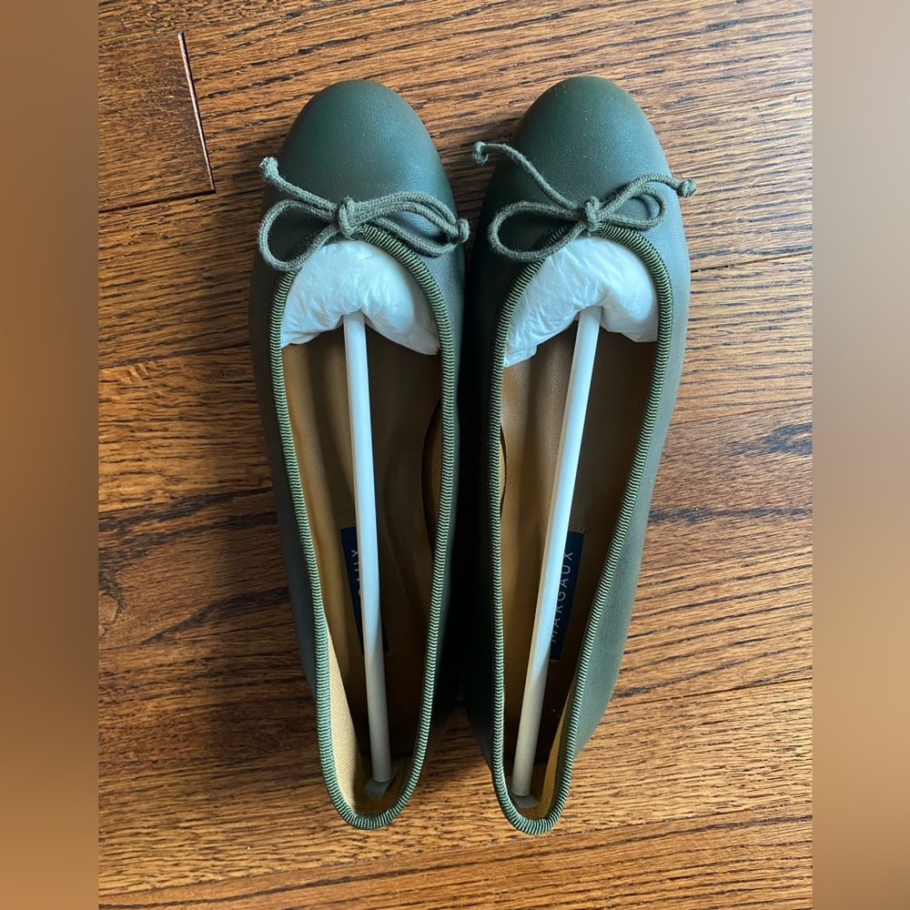 The Margaux Demi in Olive Nappa- new in original box